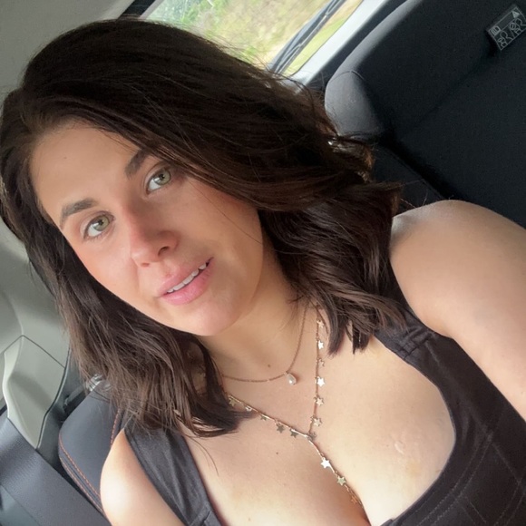 Profile Picture of Daisie Eggeling (@daisiedukes) on Poshmark