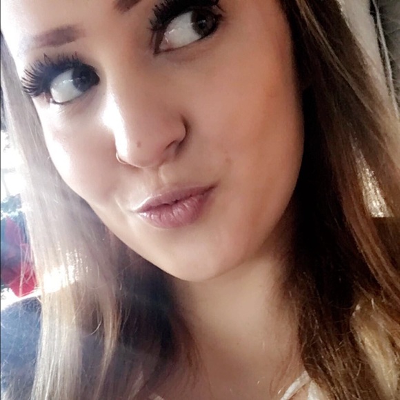 Profile Picture of Kristen Mendolera (@kristenmendo13) on Poshmark