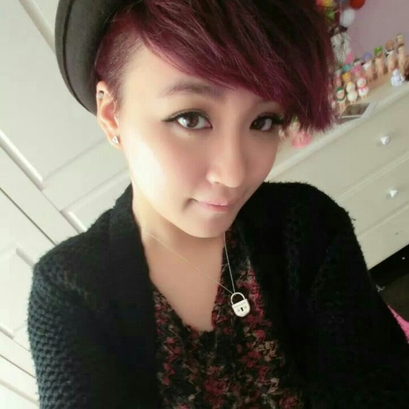 Profile Photo of Eden Cheong (@gnoehcnede) on Poshmark