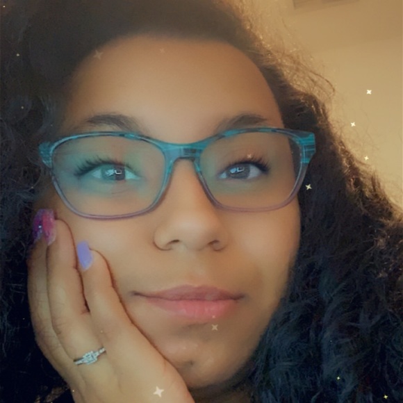 Profile Picture of Liana Mantilla (@lianamantilla) on Poshmark