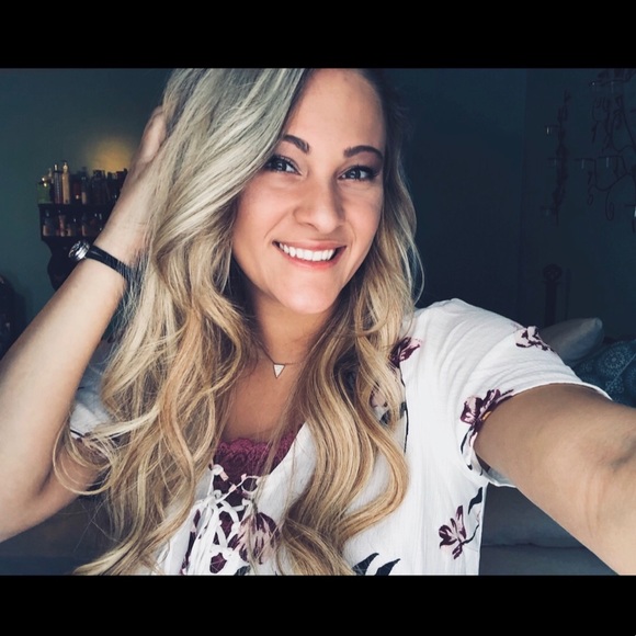 Profile Picture of Hayli Fluharty (@haylialisabethh) on Poshmark