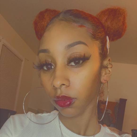 Profile Picture of Autumn Holmes (@autumnh1129) on Poshmark