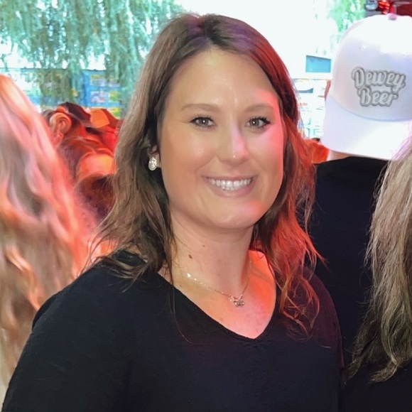Profile Picture of Samantha Kefauver (@sam0403) on Poshmark