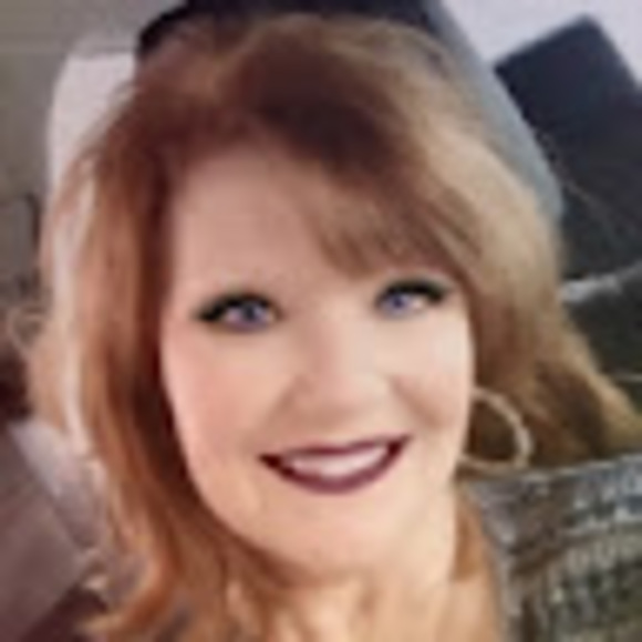 Profile Picture of Cindy Hodgson (@cindyrhodgson) on Poshmark