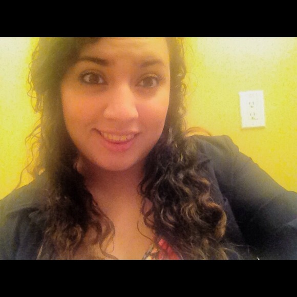 Profile Picture of Yazmin Tarula (@yazminee23) on Poshmark