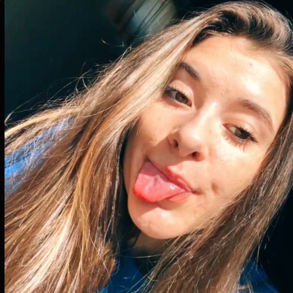 Profile Picture of Chloe Freiner (@chloefreiner) on Poshmark