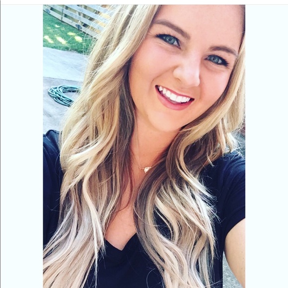 Profile Picture of Taylor Robins (@taylor_robins14) on Poshmark