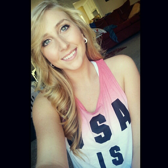 Profile Picture of Lauren Winstead (@lewinstead981) on Poshmark