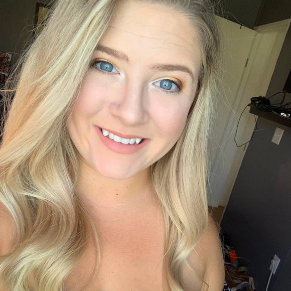 Profile Picture of Brooke Bocchinfuso (@blbocc129) on Poshmark