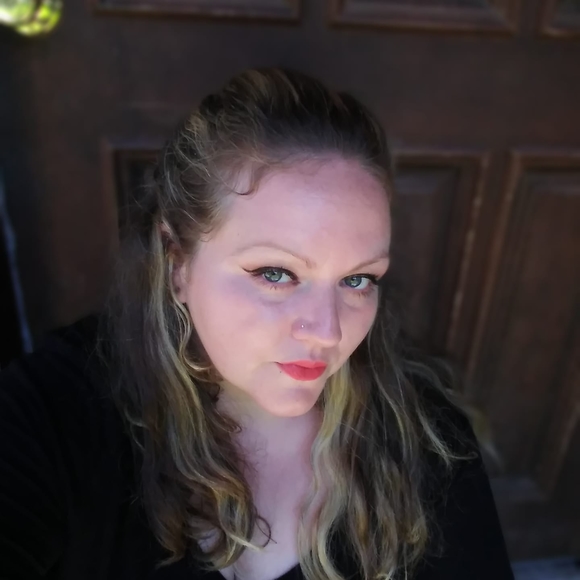 Profile Picture of Jessica Hooks (@jesshooks88) on Poshmark