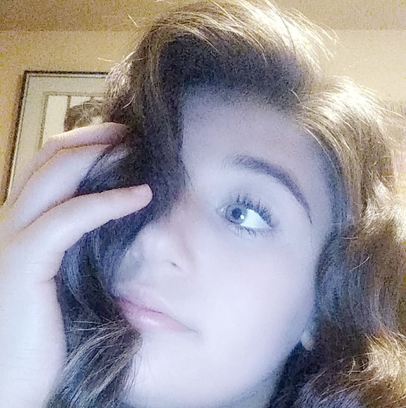 Profile Picture of Liz Czukiewski (@lizczukiewski) on Poshmark