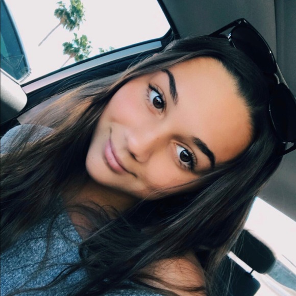 Profile Picture of Alana Cona (@atheresa) on Poshmark
