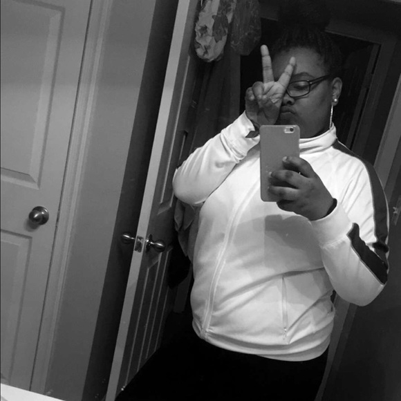 Profile Picture of Krishauna Andrews (@mrs__smalls) on Poshmark