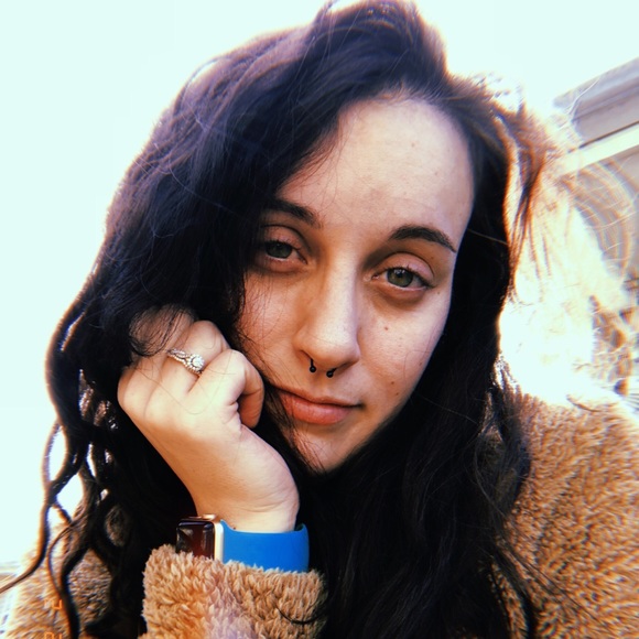 Profile Picture of Ashley Holbrook (@ashhybrook) on Poshmark