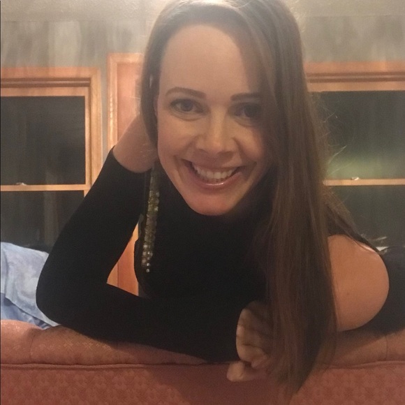 Profile Picture of Andrea Tooley (@studiomphotos) on Poshmark
