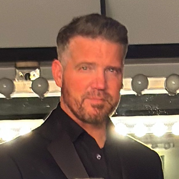 Profile Picture of Aaron Hansel (@aaronhansel) on Poshmark