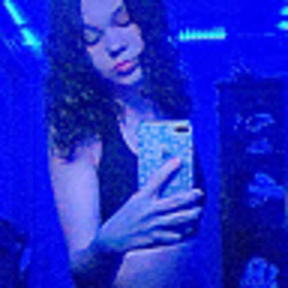 Profile Picture of Hannah Gendron (@hannahgendronn) on Poshmark