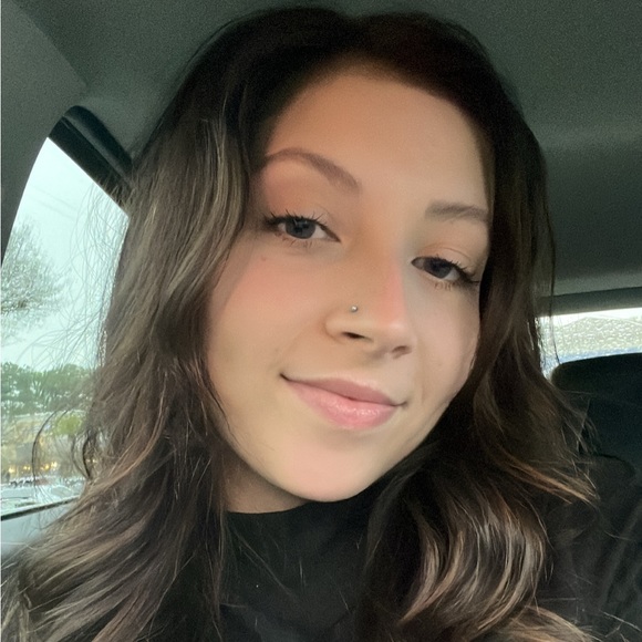 Profile Picture of Alexis Prather (@lexiprather_) on Poshmark