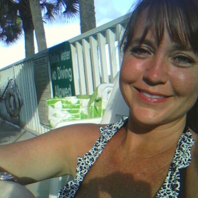 Profile Picture of Tamara C Warren (@CrazeeBirds) on Twitter