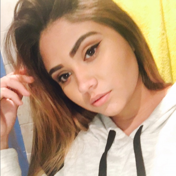 Melissa Saracoglu - Poshmark Profile Picture of Melissa Saracoglu (@melissamariah) on Poshmark