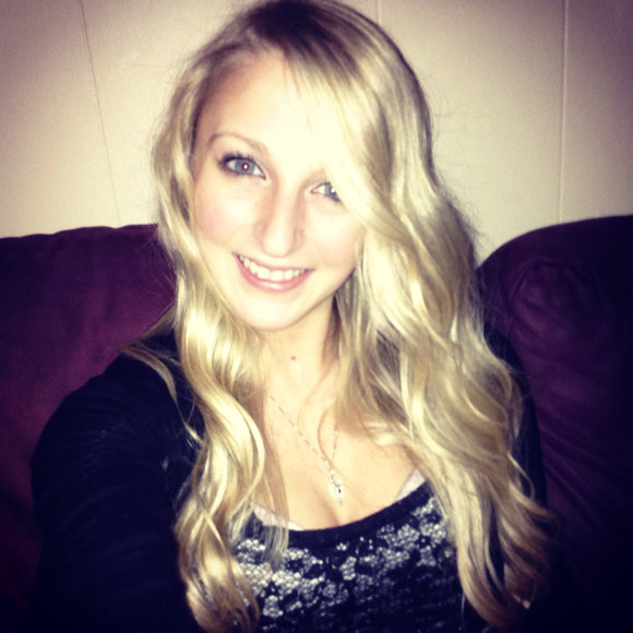 Profile Picture of Carley Mingone (@cjm119) on Poshmark