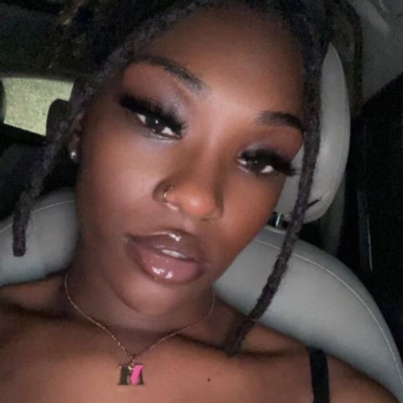 Profile Picture of Melanie Bell (@melaniebell471) on Poshmark