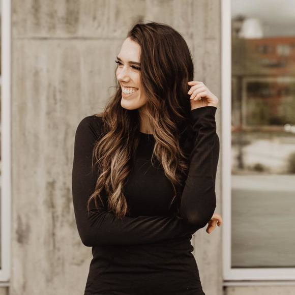 Profile Picture of Olivia Lockhart (@oliviaml3235) on Poshmark