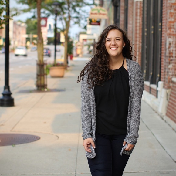 Profile Picture of Olivia Herschleb (@oliviaherschleb) on Poshmark