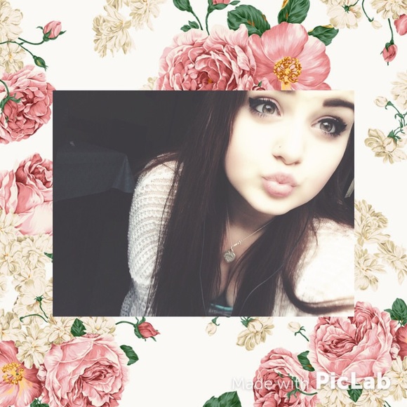 Profile Picture of Maggie Farnsworth (@maggiemoo244) on Poshmark