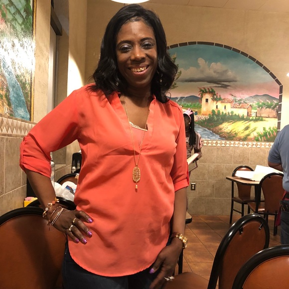 Profile Picture of Lisa Everett (@lisaeverett67) on Poshmark