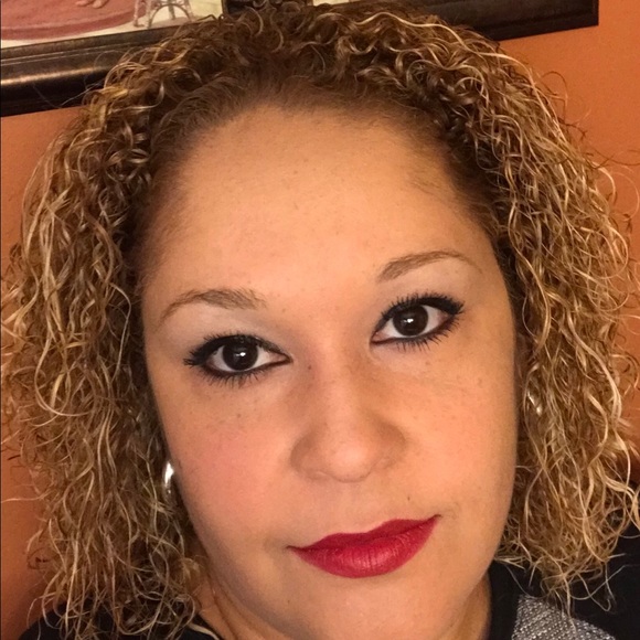 Profile Picture of Lisettes Silva (@lisettesilva) on Poshmark