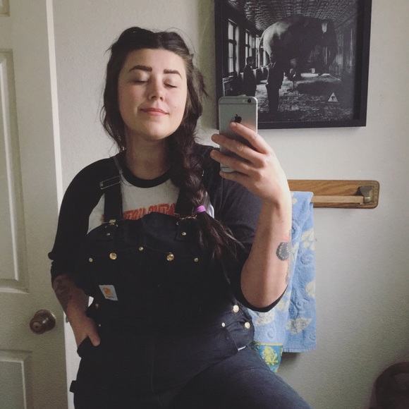 Ashley Vivian - Poshmark Profile Picture of Ashley Vivian (@ashleyvivian) on Poshmark