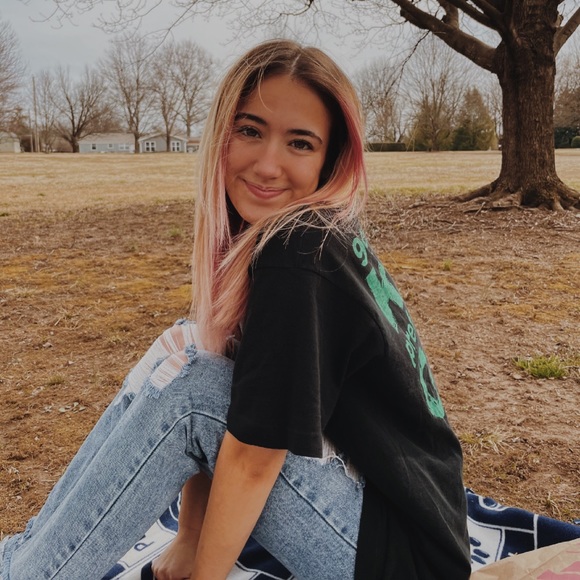 Profile Picture of Ella Marquart (@emarquart3) on Poshmark