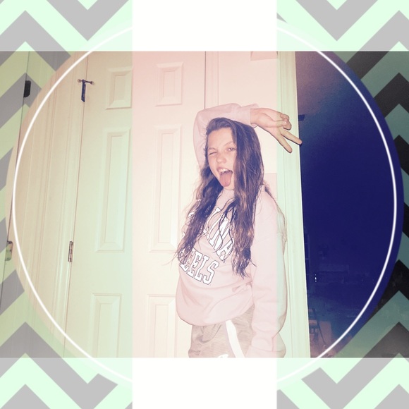 Profile Picture of Harley Vanluvender (@harley_v) on Poshmark