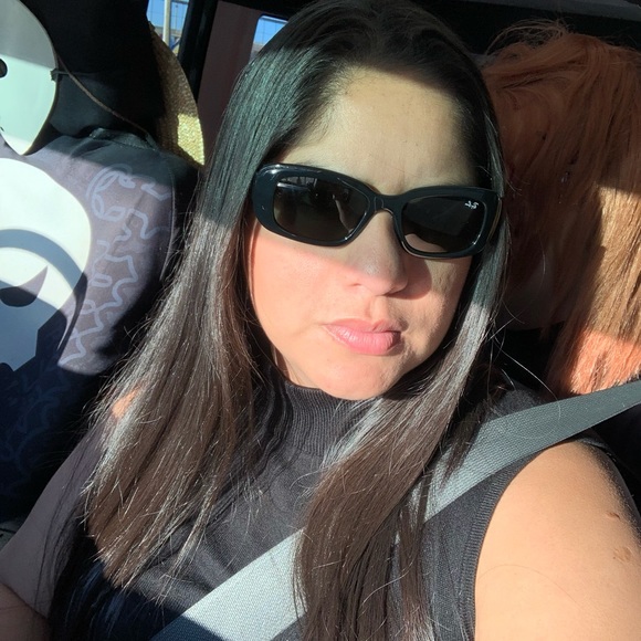 Profile Picture of Mayerling Vinueza (@mayerling_v) on Poshmark