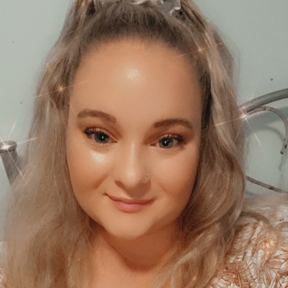 Profile Picture of Chloe Mcnicol-davidson (@chloenium) on Poshmark