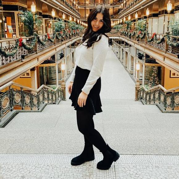 Profile Picture of Mackenzie Pezzulo (@mpezzulo20) on Poshmark