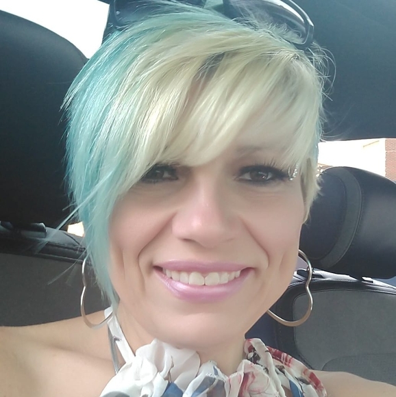 Amanda Halloran - Poshmark Profile Picture of Amanda Halloran (@adeforge8) on Poshmark