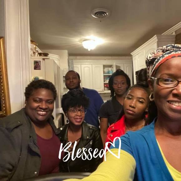 Profile Picture of Roshunda Akatsa (@ruusshh) on Poshmark