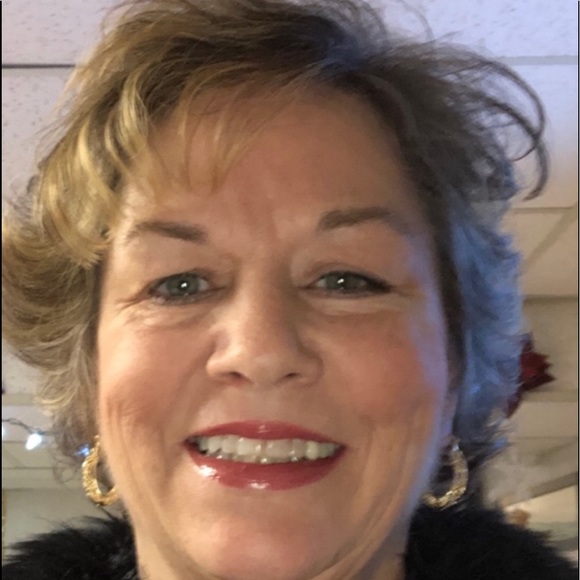 Profile Picture of Angela Anselmo (@akaanselmo) on Poshmark