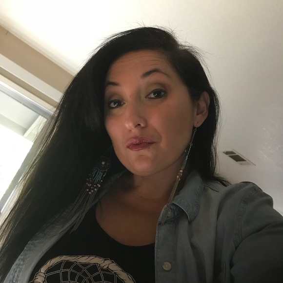 Profile Picture of Lani Dunajski (@lanidunajski) on Poshmark