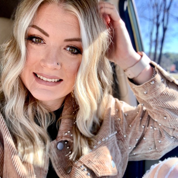 Profile Picture of Arielle Gilligan (@love_arielle57) on Poshmark