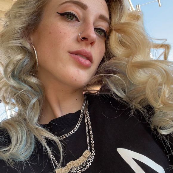 Profile Picture of Lexi Parrish (@alexisreneee__) on Poshmark