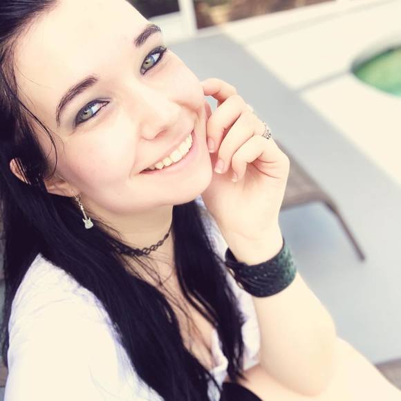 Profile Picture of Amanda Curtis (@smallhazard) on Poshmark