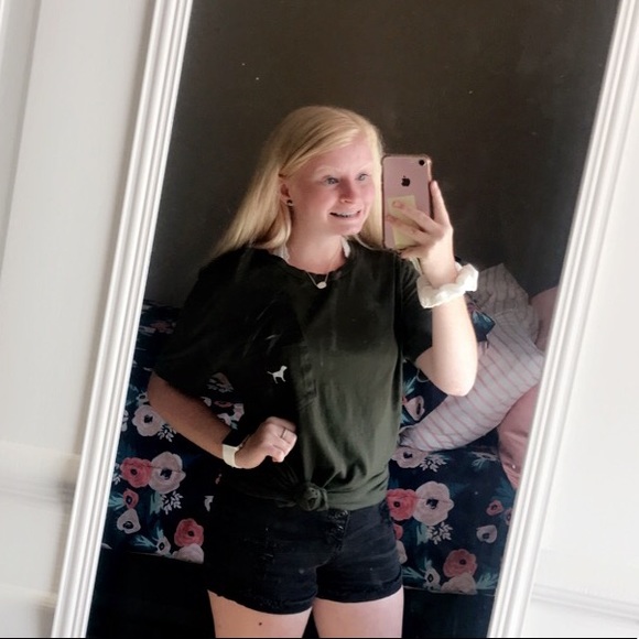 Profile Picture of Maya Ellis (@mayaellis14) on Poshmark