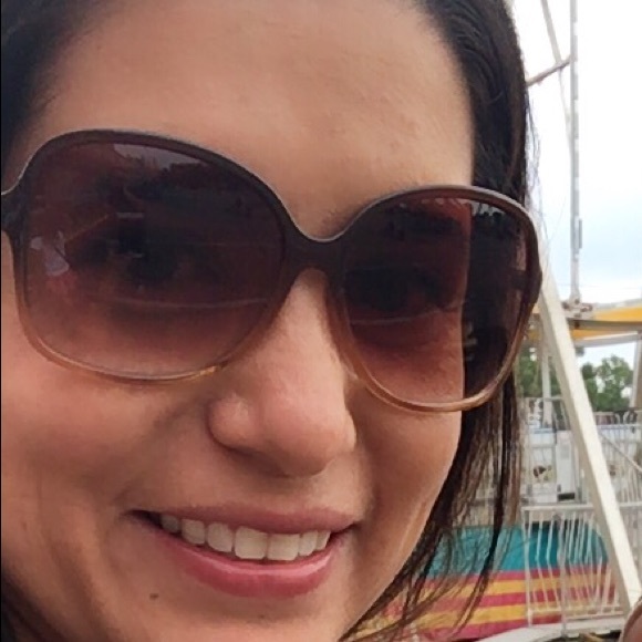 Profile Picture of Daniela Lam (@danielalam24) on Poshmark