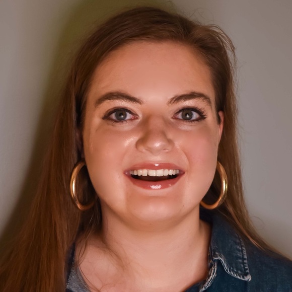 Profile Picture of Kate Bacon (@monkeysbythesea) on Poshmark