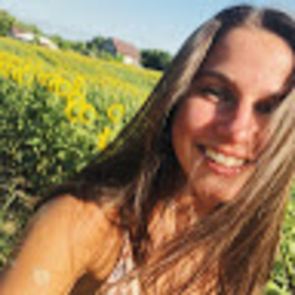 Profile Picture of Ava Manelis (@avamanelis) on Poshmark