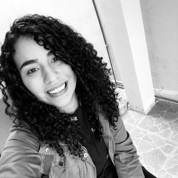 Profile Picture of Emilce Tovias (@monyt91) on Poshmark