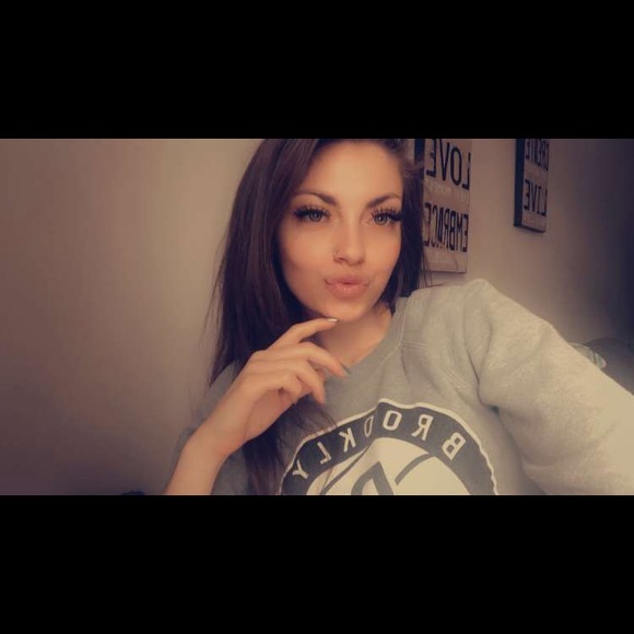 Profile Picture of Chelsea Fiorino (@chelseafiorino) on Poshmark